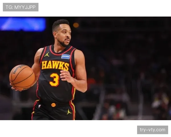 CJ·麦科勒姆无球跑动拉开空间，三分效率提升改变进攻结构