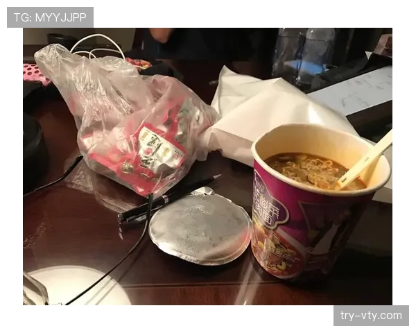 娜奥米·大阪随手一张厨房照就像富豪家的菜单，我这顿泡面都不好意思吃了